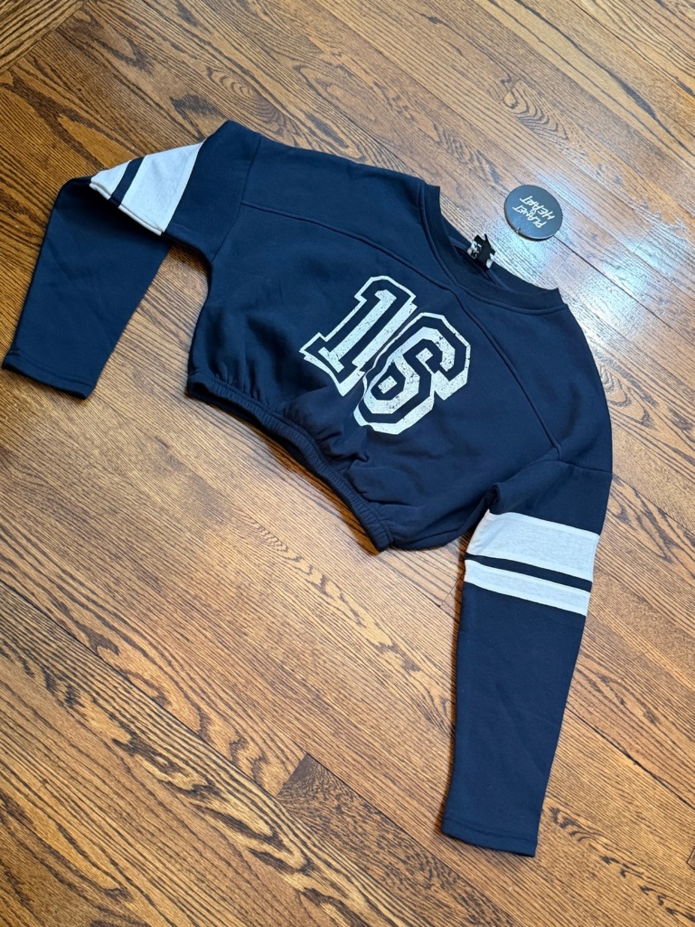 Cropped Navy Sweatshirt with '16' Graphic